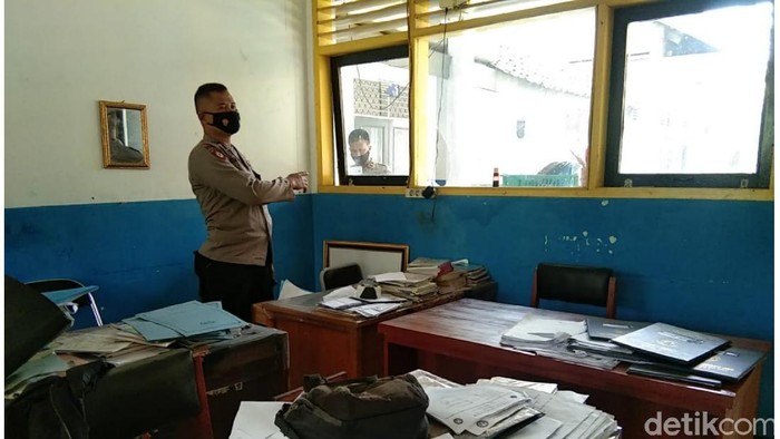 Polisi mengecek sekolah dan kantor desa yang dibobol maling di Cianjur