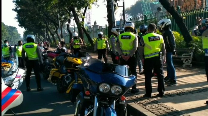 Polisi tindak sunmori Harlety-Davidson di Jl Medan Merdeka Barat, Jakpus. Foto screenshot tangkapan layar video @polantasindonesia