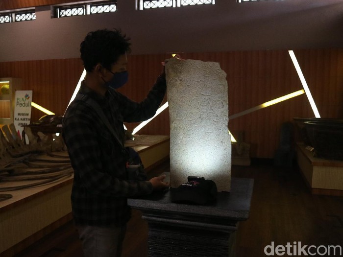 Prasasti Candi Angin berisi pesan larangan poligami di Jepara, Senin (29/3/2021).