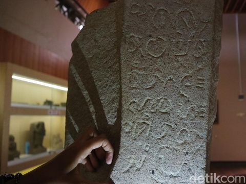 Prasasti Candi Angin berisi pesan larangan poligami di Jepara, Senin (29/3/2021).