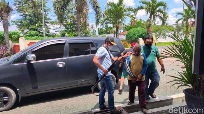 pria bawa 6 kh bahan peledak di jember diamankan