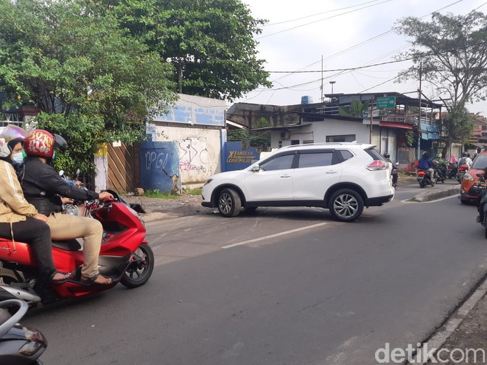 Putar balik di Jl Moh Kahfi I dekat Jl Warung Silah-Jl Brigif yang bikin macet. 29 Maret 2021. (Danu Damarjati/detikcom)