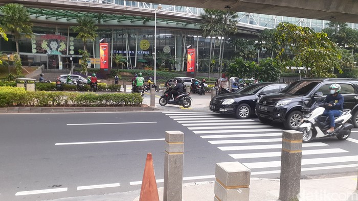 Putar balik di Jl Prof Dr Satrio yang masih dilanggar pemotor untuk putar balik, belum ada penjagaan pada pagi 29 Maret 2021. (Afzal Nur Iman/detikcom)