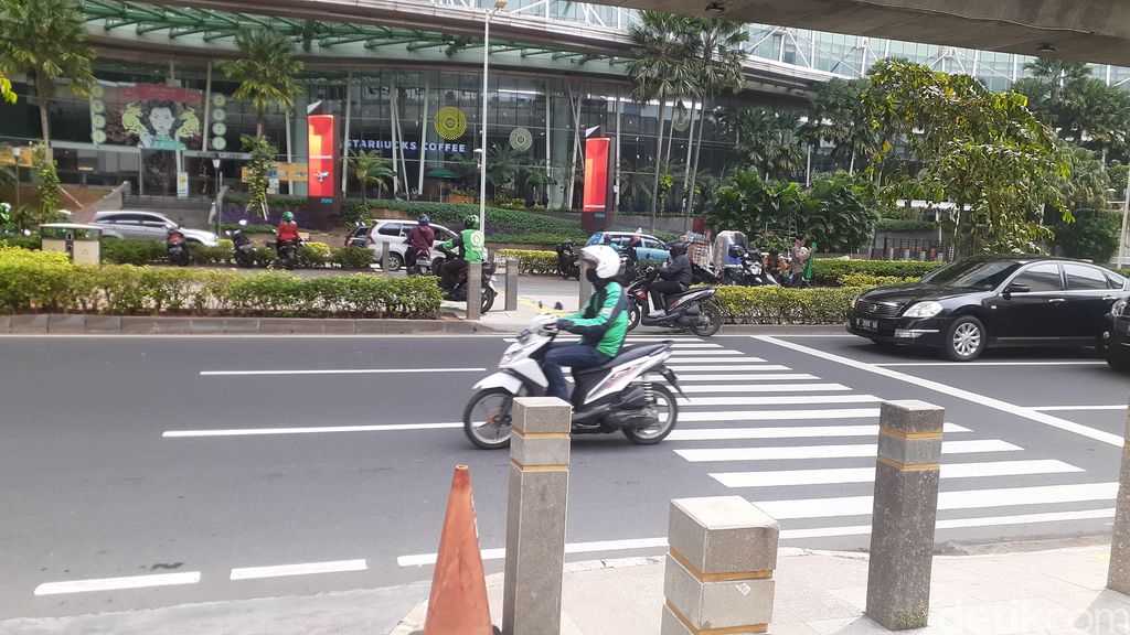 Putar balik di Jl Prof Dr Satrio yang masih dilanggar pemotor untuk putar balik, belum ada penjagaan pada pagi 29 Maret 2021. (Afzal Nur Iman/detikcom)