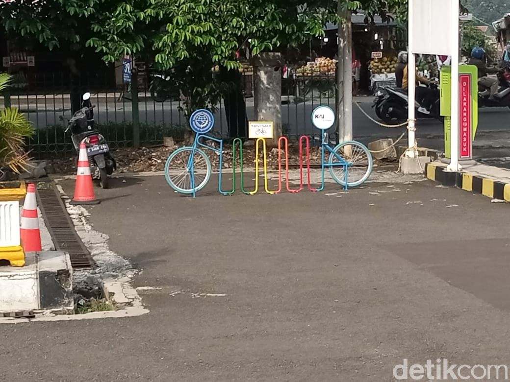 Rak parkir sepeda di Stasiun Lenteng Agung, Jaksel. (Kadek Melda Luxiana/detikcom) Rak parkir sepeda di Stasiun Lenteng Agung, Jaksel. (Kadek Melda Luxiana/detikcom)