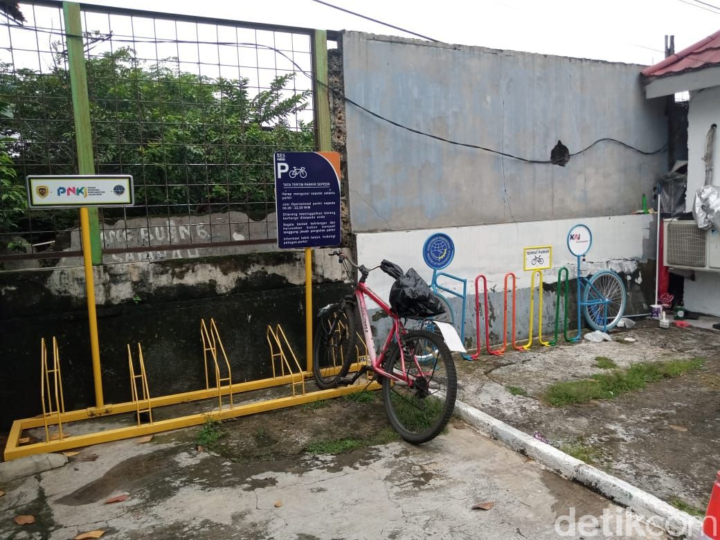 Rak parkir sepeda di Stasiun Pasar Minggu, Jaksel, 29 Maret 2021. (Kadek Melda Luxiana/detikcom) Rak parkir sepeda di Stasiun Pasar Minggu, Jaksel, 29 Maret 2021. (Kadek Melda Luxiana/detikcom)