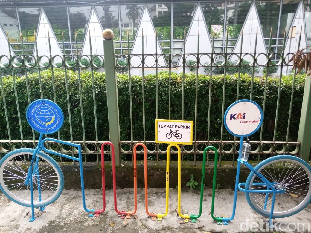 Rak parkir sepeda di Stasiun Pondok Cina, 29 Maret 2021. (Kadek Melda Luxiana/detikcom) Rak parkir sepeda di Stasiun Pondok Cina, 29 Maret 2021. (Kadek Melda Luxiana/detikcom)