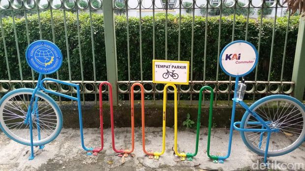 Rak parkir sepeda di Stasiun Pondok Cina, 29 Maret 2021. (Kadek Melda Luxiana/detikcom)