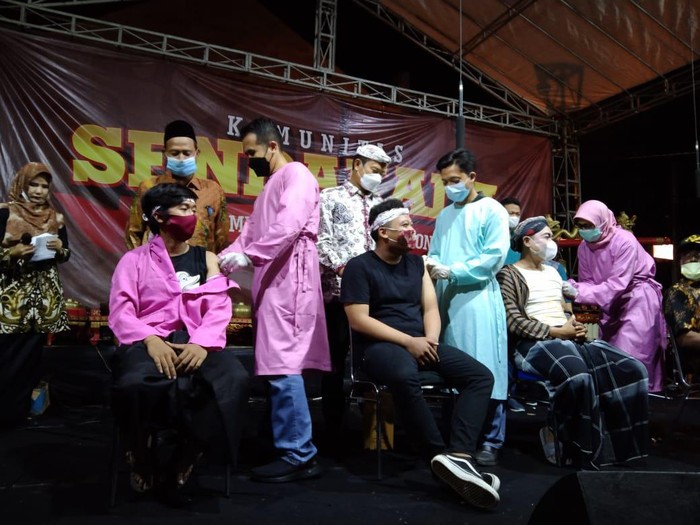 Ratusan seniman dan budayawan Lamongan menggelar ludruk di depan kantor Dinas Pariwisata dan Kebudayaan (Disparbud) yang mengambil lakon Sarip Tambak Oso. Pagelaran ini dilakukan setelah mereka mendapat vaksinasi COVID-19.