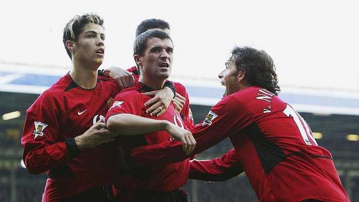LEEDS, ENGLAND - OCTOBER 18:  Roy Keane of Man Utd celebrates with Ruud Van Nistelrooy and Cristiano Ronaldo after scoring the winning goal during the FA Barclaycard Premiership match between Leeds United and Manchester United at Elland Road on October 18, 2003 in Leeds, England. (Photo by Laurence Griffiths/Getty Images)