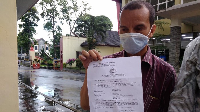 Ruben (baju merah) usai membuat laporan di SPKT Polda Sumut