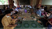 Ritual untuk meminta restu dimakam leluhur sebelum bulan ramadhan tiba menjadi agenda tahunan yang juga menjadi agenda reuni teman masa kecil  yang sudah merantau di daerah lain sehingga jarang bertemu setiap harinya.
