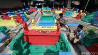 Warga memanjatkan doa dan mengucap syukur dengan perayaan Kenduren saat melakukan ritual Sadranan di Makam Gedhong Sasono Palereman, Jetis, Bakungan, Karangdowo, Klaten, Jawa Tengah.