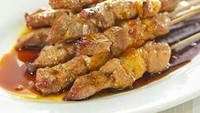 Sate Batibul Laka Laka wajib kamu kunjungi kalau menyukai sate kambing yang empuk. Karena menggunakan jenis kambing batibul, tekstur daging kambingnya agak kenyal dan empuk. Menu gule kambing di sini juga enak lho. Foto: Instagram @sate_lakalaka