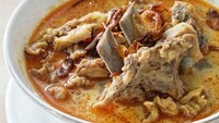 Sate Blora Cirebon juga menawarkan menu sate dan gule kambing yang nikmat. Potongan daging dan iga kambing dalam satu porsi gulenya juga besar dan teksturnya empuk. Foto: Instagram @satebloracirebon.1987