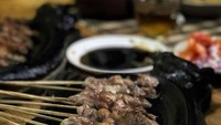 Pondok Sate Surya juga wajib kamu kunjungi untuk mencoba lezatnya sate dan gule kambig. Sate di sini juga disajikan di atas hot plate yang menjadikannya tetap hangat. Foto: Instagram @drummerkuliner