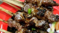 Sate Yayan Gondrong atau dikenal dengan Sate YG adalah salah satu warung makan sate kambing yang enak. Karena pakai kambing muda, jadi dagingnya sangat empuk. Menu gule kambingnya juga tak kalah menggoda. Foto: Instagram @thomasherda 