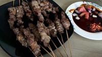 Sate kambing khas Tegal sudah terkenal empuk dan lezat. Salah satu warung yang wajib dikunjungi adalah Sate Tegal Wedus Cilik. Tak hanya satenya saja, menu gule kambingnya juga enak. Foto: Instagram @sateweduscilik