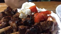 Warung Sate Solo Minto Redjo juga menawarkan menu sate dan gule kambing yang nikmat. Satu porsinya juga terjangkau, sekitar Rp 30 ribuan. Lokasinya ada di Kelapa Gading Timur, Jakarta Utara. Foto: Instagram @dithia