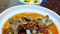 Warung Sate & Tongseng Pak Kumis yang lokasinya di Gambir, Jakarta Pusat ini juga wajib untuk dikunjungi. Menu sate dan gule kambingnya terkenal lezat dan empuk. Foto: Instagram @tongsengpakkumis
