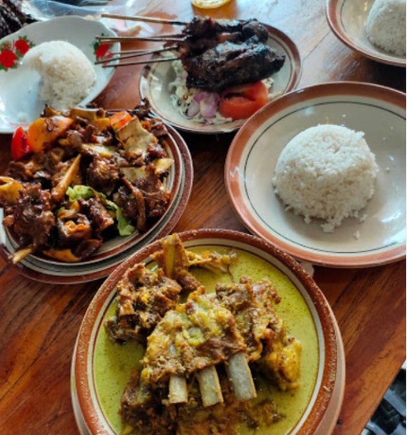 sate dan gule kambing enak
