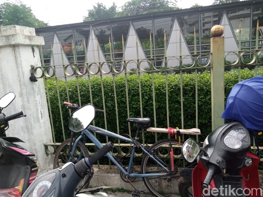 Satu sepeda diparkir di pagar, bukan pada rak parkir sepeda di Stasiun Pondok Cina, 29 Maret 2021. (Kadek Melda Luxiana/detikcom)