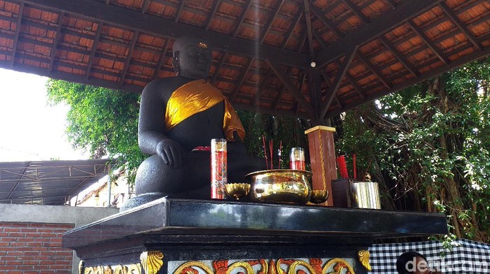 Sejarah Arca Joko Dolog Sebagai Tempat Ritual dan Sembahyang Nama aslinya adalah Arca Budha Mahasobhya. Namun itu lebih dikenal oleh warga Surabaya dengan sebutan Arca Joko Dolog.