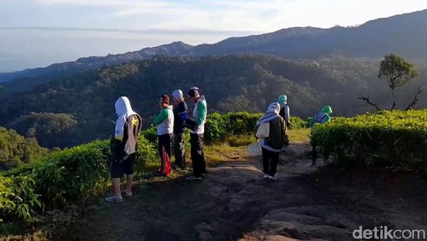 Bagi anggota pecinta alam, melakukan kegiatan bersama dan hidup menyatu di alam terbuka adalah hal yang menyenangkan. Semangat mendaki gunung, keluar masuk hutan akan terus ada meski umur sudah tidak lagi muda.