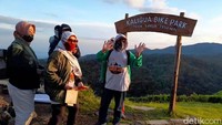 Ex anggota pecinta alam Togreds di Brebes, Jawa Tengah kembali mendaki di lereng Gunung Slamet, tepatnya di Puncak Sakub, Kebun teh Kaligua. (Imam Suripto/detikcom)