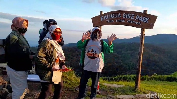 Bagi anggota pecinta alam, melakukan kegiatan bersama dan hidup menyatu di alam terbuka adalah hal yang menyenangkan. Semangat mendaki gunung, keluar masuk hutan akan terus ada meski umur sudah tidak lagi muda.