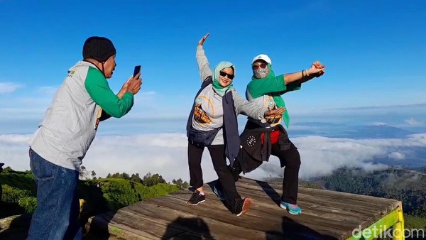 Lokasi ini pun cocok untuk berfoto ria. Dari lokasi ini puncak gunung slamet terlihat kelas, seakan berada di atas awan. (Imam Suripto/detikcom) Lokasi ini pun cocok untuk berfoto ria. Dari lokasi ini puncak gunung slamet terlihat kelas, seakan berada di atas awan. (Imam Suripto/detikcom)