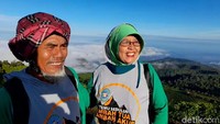 Kegiatan mendaki ini diikuti oleh 60 orang. Sebagian peserta sudah berumur lebih dari 55 tahun. (Imam Suripto/detikcom)