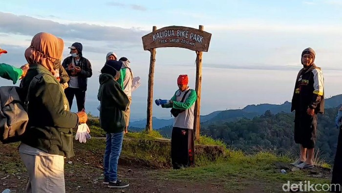 Serunya Bekas Anggota Pecinta Alam yang Sudah Uzur Kembali Naik G Bagi anggota pecinta alam, melakukan kegiatan bersama dan hidup menyatu di alam terbuka adalah hal yang menyenangkan. Semangat mendaki gunung, keluar masuk hutan akan terus ada meski umur sudah tidak lagi muda.