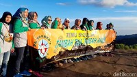 Mendaki di atas ketinggian 2050 mdpl, saat kumpul di alam terbuka  mereka seakan masih berusia 20-30 tahun. (Imam Suripto/detikcom)