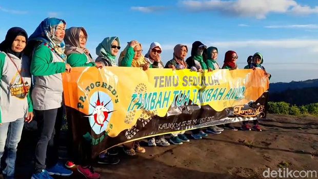 Bagi anggota pecinta alam, melakukan kegiatan bersama dan hidup menyatu di alam terbuka adalah hal yang menyenangkan. Semangat mendaki gunung, keluar masuk hutan akan terus ada meski umur sudah tidak lagi muda.