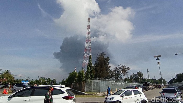 Kilang minyak Pertamina di Balongan, Indramayu terbakar pada Senin (29/3/2021) dini hari. Hingga siang ini, asap hitam masih terlihat membubung dari kilang yang terbakar.