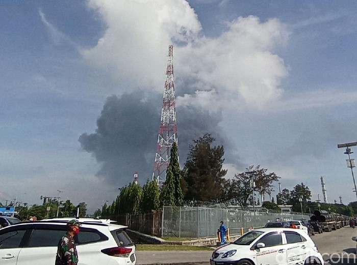 Kilang minyak Pertamina di Balongan, Indramayu terbakar pada Senin (29/3/2021) dini hari. Hingga siang ini, asap hitam masih terlihat membubung dari kilang yang terbakar.