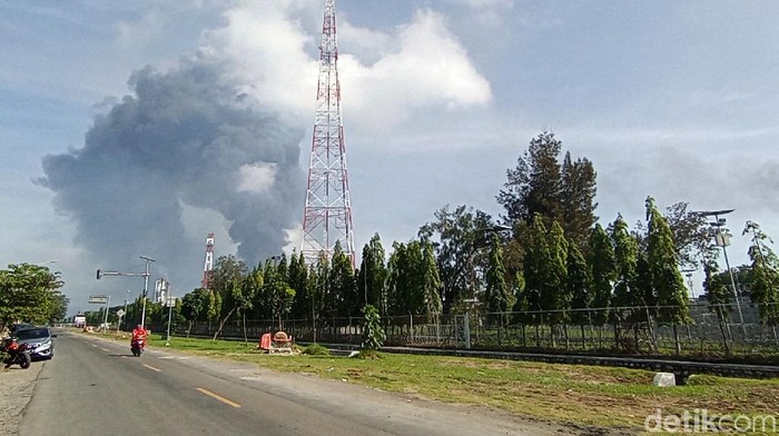 Siang Ini, Asap Masih Membubung di Kilang Pertamina Balongan Kilang minyak Pertamina di Balongan, Indramayu terbakar pada Senin (29/3/2021) dini hari. Hingga siang ini, asap hitam masih terlihat membubung dari kilang yang terbakar.