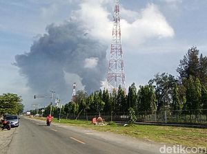 Siang Ini, Asap Masih Membubung di Kilang Pertamina Balongan