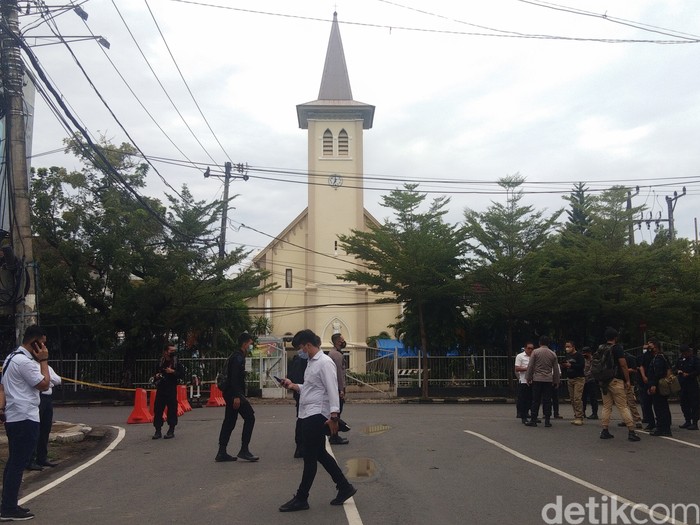 Situasi di sekitar Gereja Katedral Makassar, Senin (29/3/2021) usai bom bunuh diri