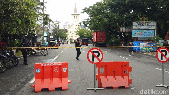 Situasi di sekitar Gereja Katedral Makassar, Senin (29/3/2021) usai bom bunuh diri