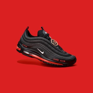 666 Pasang Sepatu Setan Nike Ditarik, Uang Pembeli Dikembalikan 666 Pasang Sepatu Setan Nike Ditarik, Uang Pembeli Dikembalikan