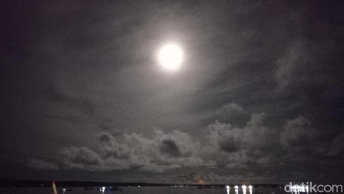 Suasana pantai timur Pangandaran saat bulan purnama, Minggu (28/3/2021).