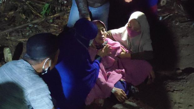 Suasana pemakaman pasutri bomber Gereja Katedral Makassar