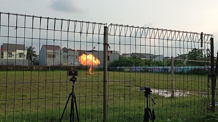 Suasana saat bom di kediaman terduga teroris di Condet diledakkan di tanah kosong (Sachril-detikcom)