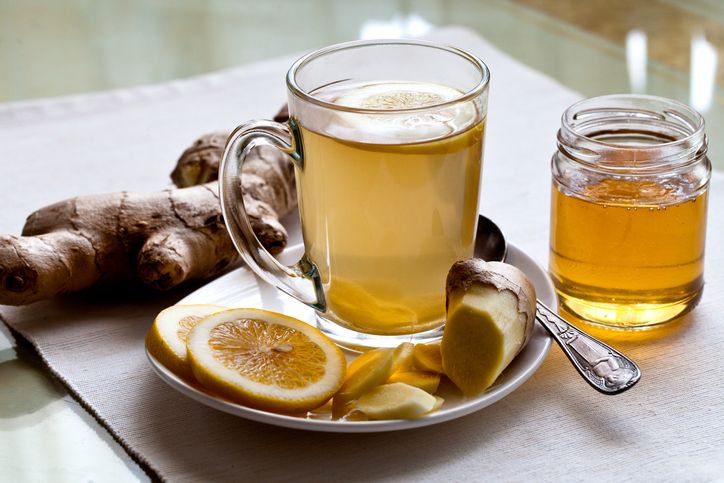 racikan teh hijau campur jahe, lemon, dan madu