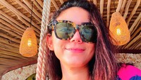 Kecantikan Thalita Latief sejak zaman main FTV hingga saat ini memang tidak pernah berubah. Lihat saja posenya dengan segelas minuman ini membuat netizen salah fokus. Foto: Instagram @thalitalatief