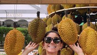 Soal kuliner, Thalita Latief ternyata pencinta durian. Nah, ini adalah salah satu momen Thalita saat jajan durian. Foto: Instagram @thalitalatief