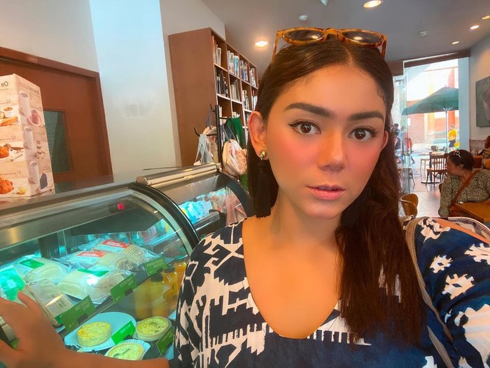 Thalita Latief Keseruan Thalita Latief saat Jajan Kue dan Makan Durian