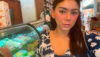 Bukan hanya durian, artis yang banyak memainkan judul FTV, Sinetron dan Film ini juga doyan makanan manis. Dalam sebuah kesempatan ia membeli kue di sebuah toko. Foto: Instagram @thalitalatief